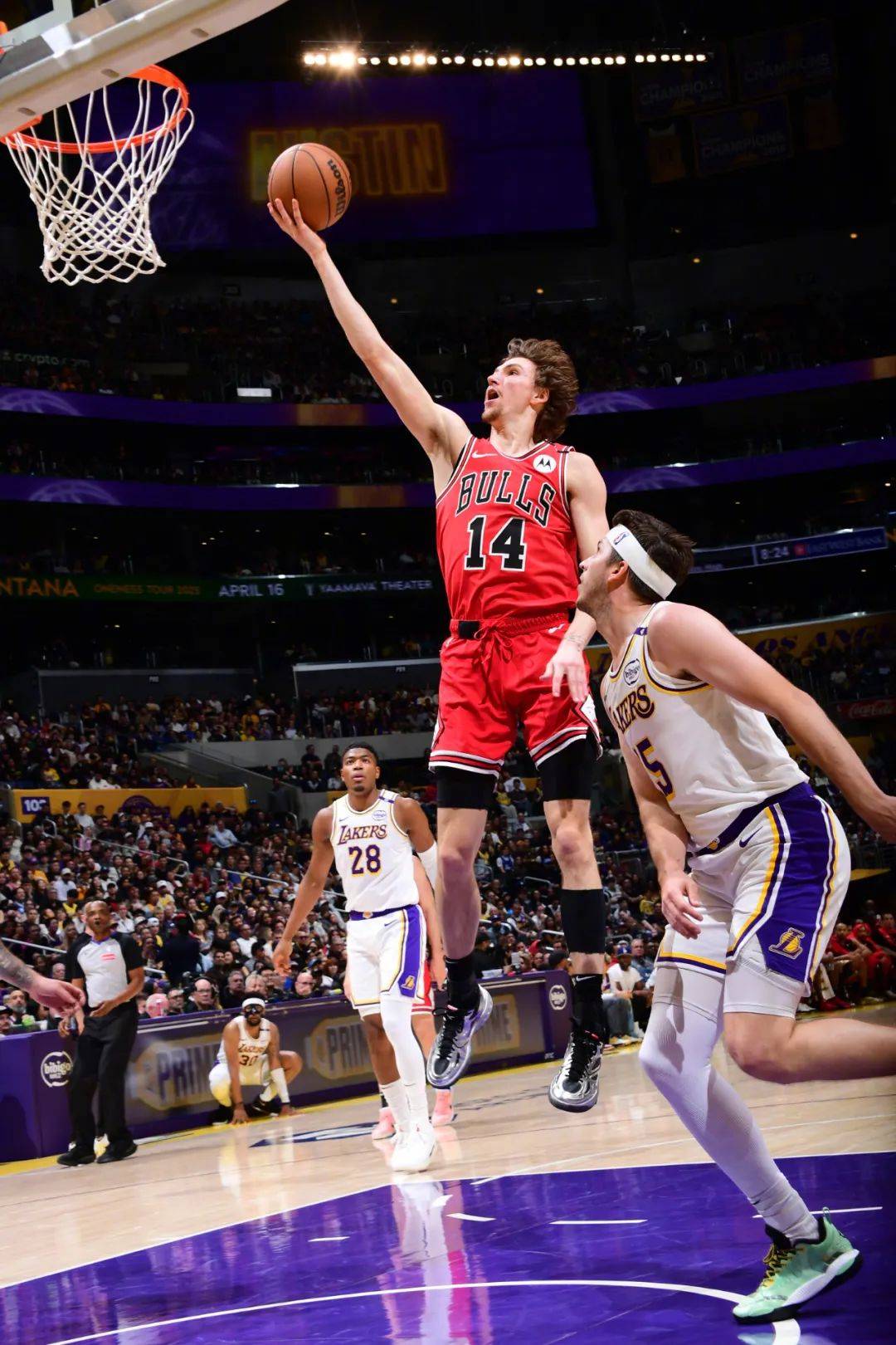 公牛队负于爵士队,客场遭遇两连败 公牛队负于爵士队,客场遭遇两连败