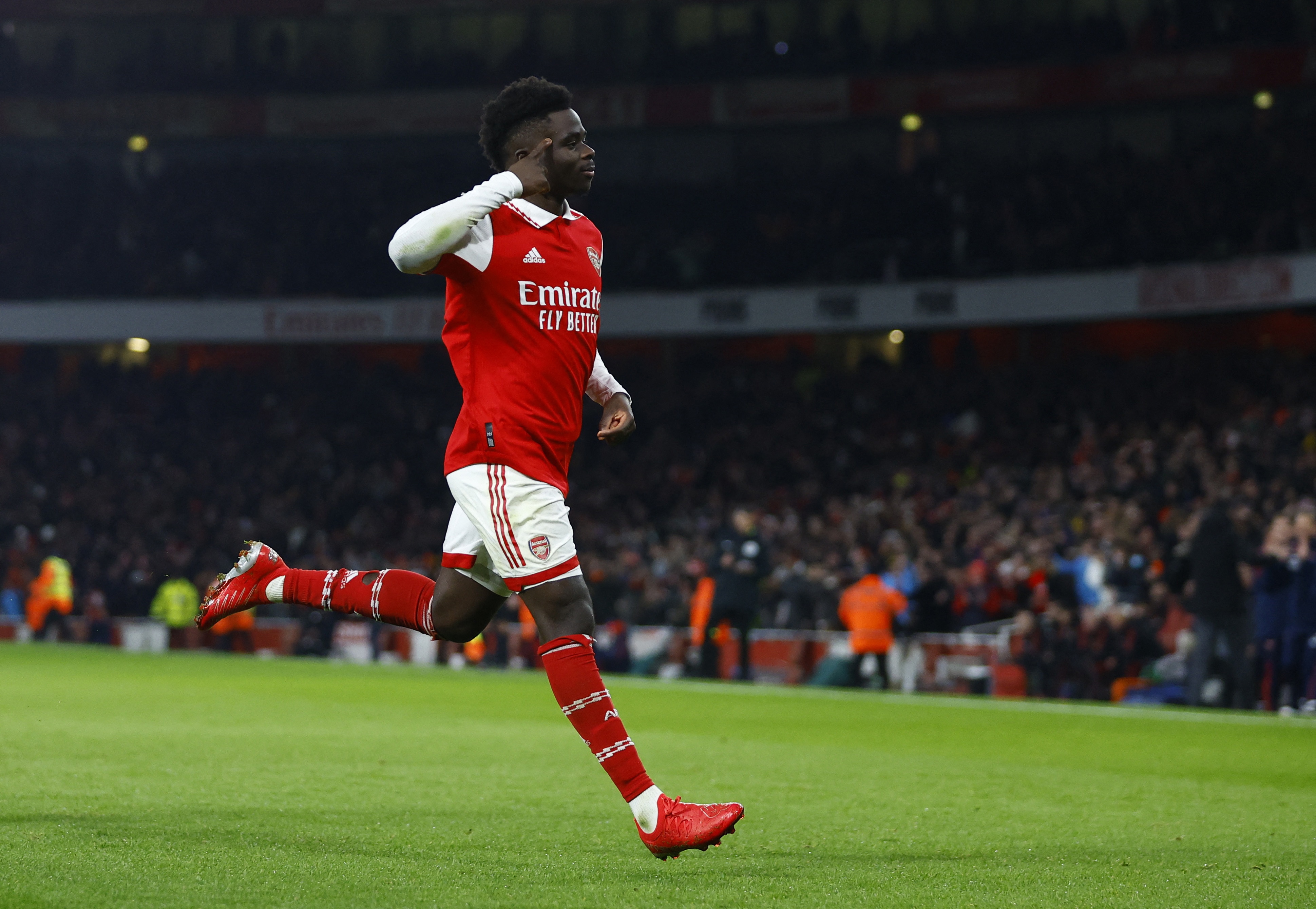 阿森纳反超对手前锋连场逼近射手榜的简单介绍