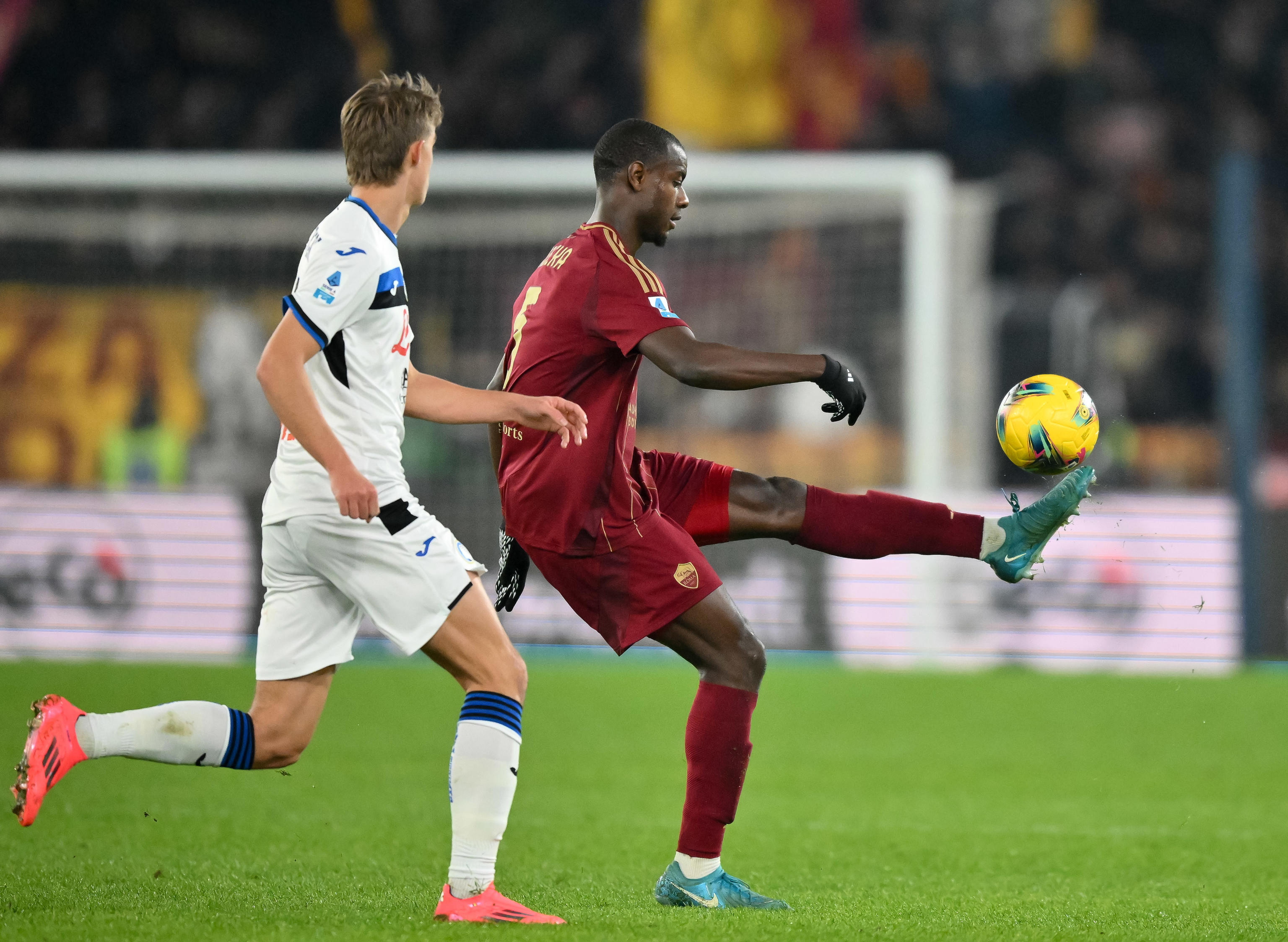 激烈足球比赛即将打响，球员们全力以赴备战