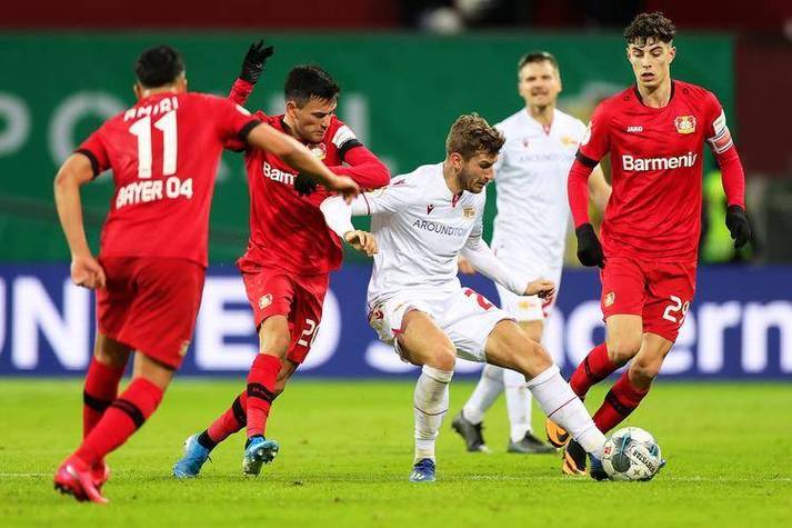 包含美因茨勇夺头彩，欧冠比赛高歌猛进的词条