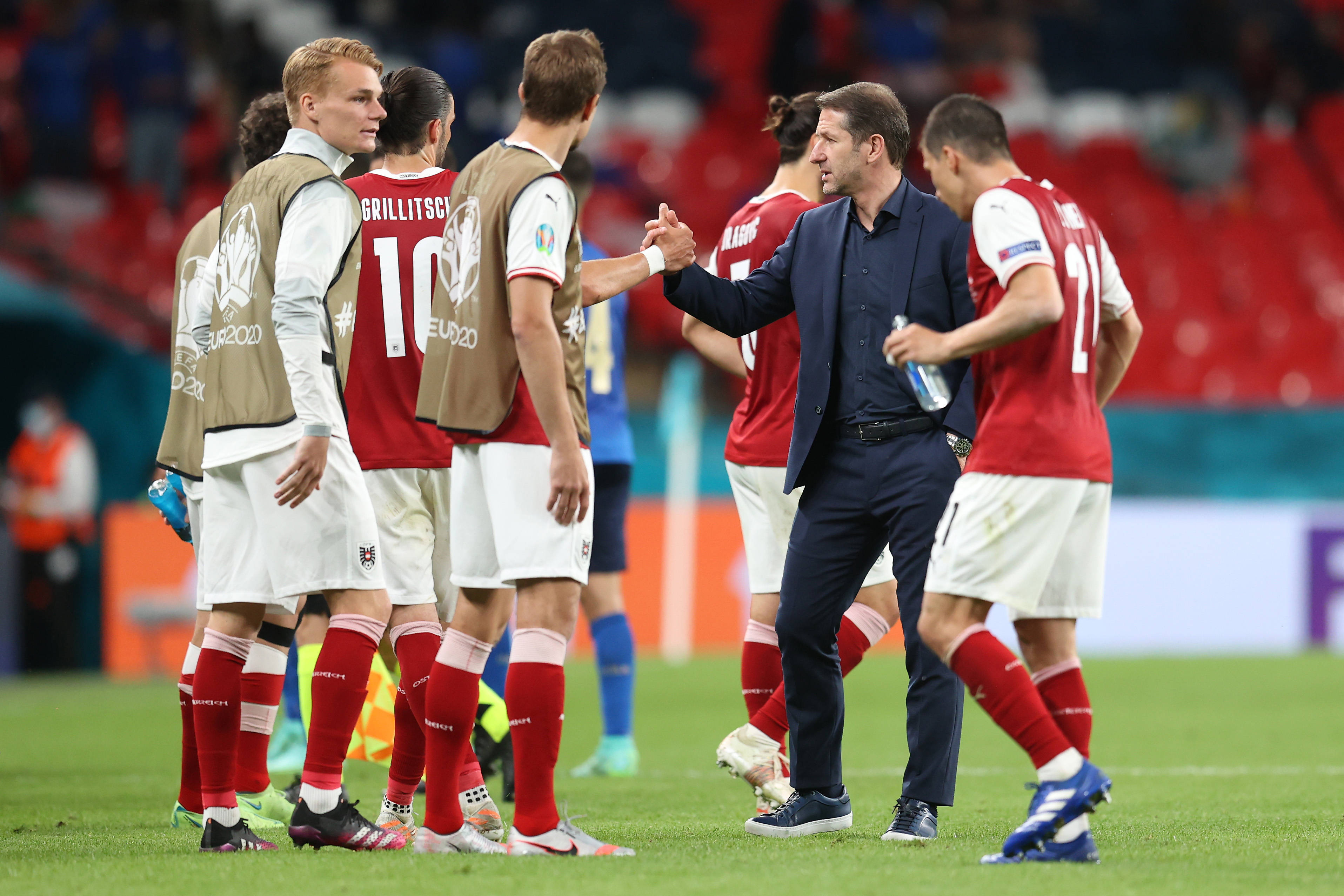 球星对决:欧锦赛上各队球星之间的对抗激烈的简单介绍 球星对决:欧锦赛上各队球星之间的对抗激烈的简单介绍