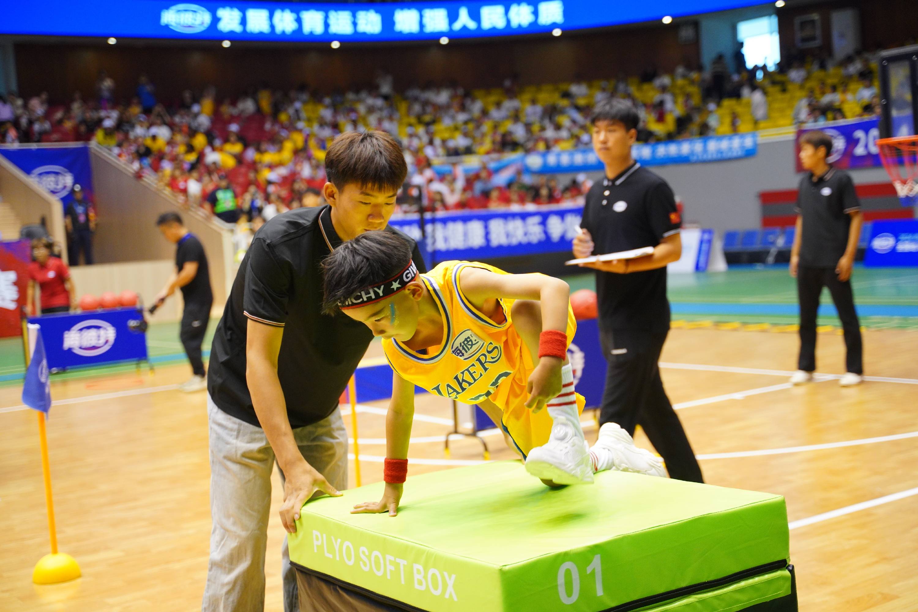 包含热门篮球赛事带来激动人心的比拼，观众热情不减的词条