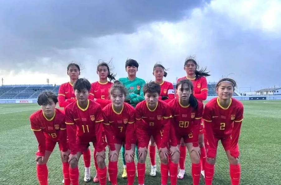 泰国女足球员身穿战袍,备战比赛 泰国女足球员身穿战袍,备战比赛