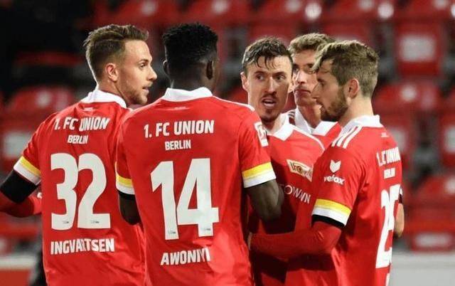 包含柏林赫塔球员遭遇犯规伤退，德甲比赛暴力事件引发关注的词条