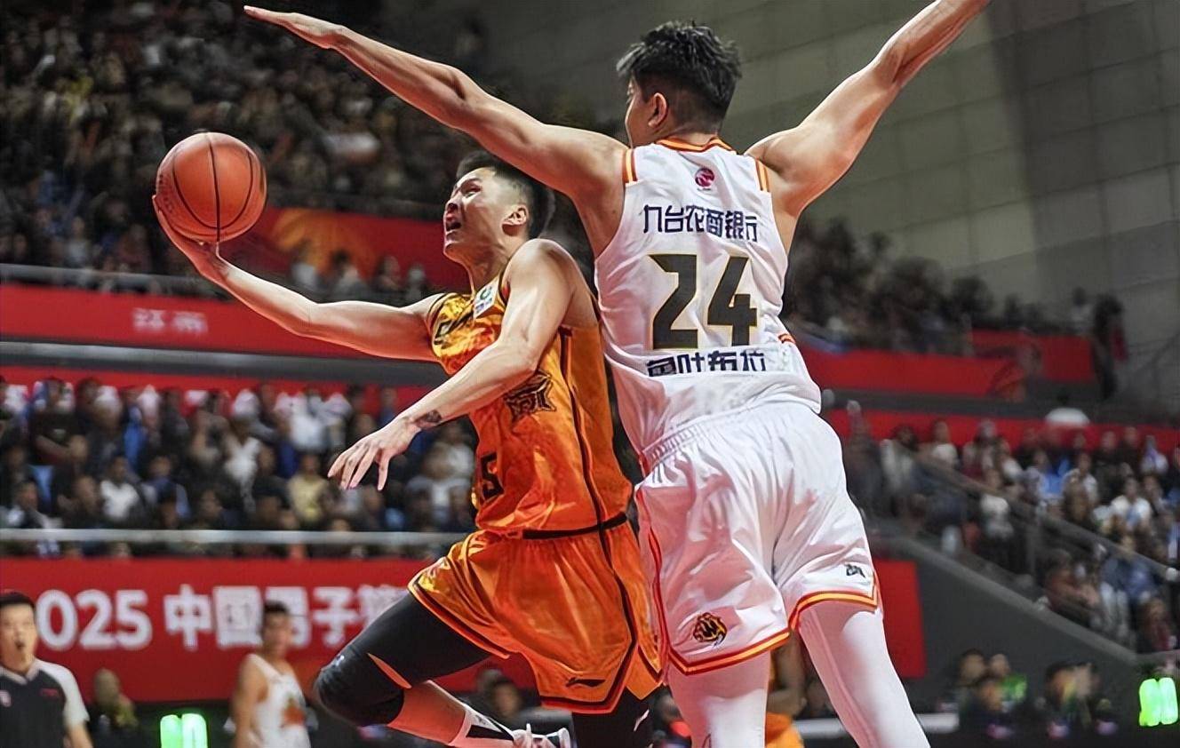 江苏男篮主场大胜,提升联赛排名的简单介绍 江苏男篮主场大胜,提升联赛排名的简单介绍