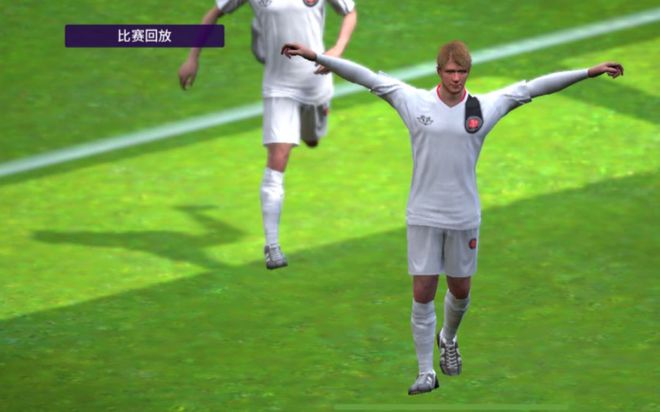 足球比赛精彩一刻回放，球员们表现抢眼