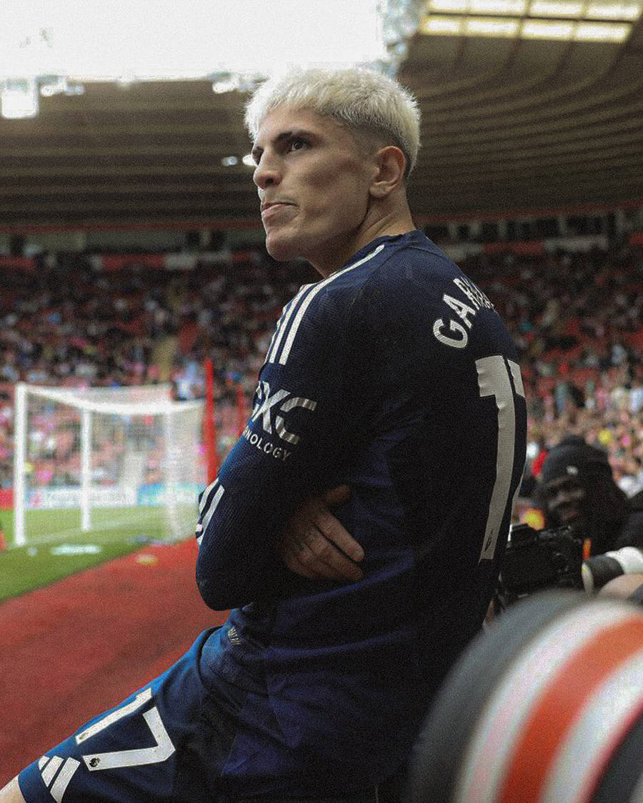 比赛结束后球员喜悦庆祝,士气高昂 比赛结束后球员喜悦庆祝,士气高昂