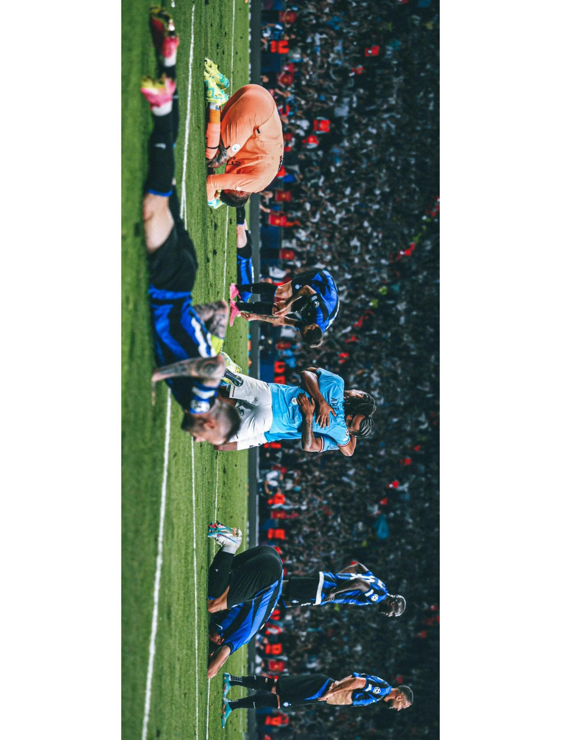 比赛结束后球员喜悦庆祝,士气高昂 比赛结束后球员喜悦庆祝,士气高昂