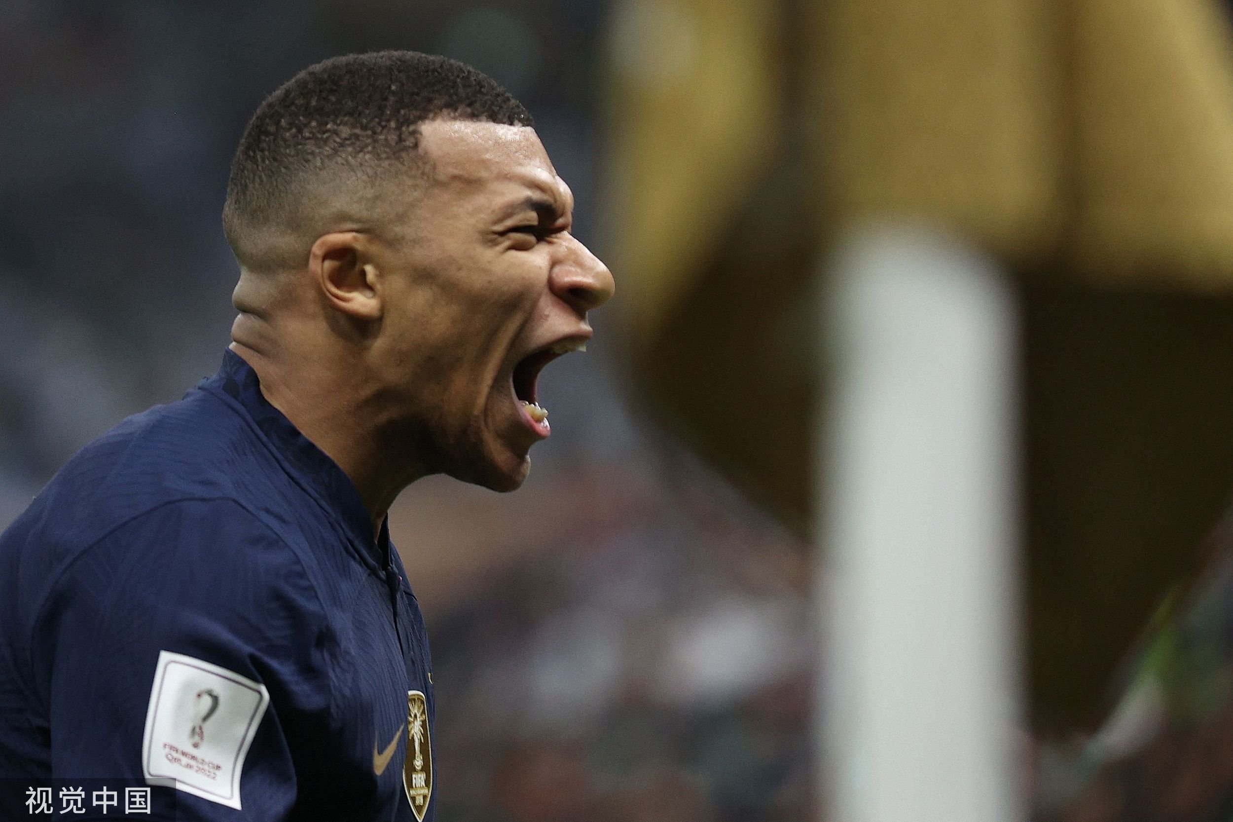 比赛中出现多个进球，现场观众尖叫不断