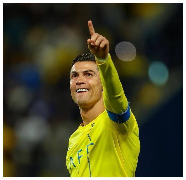 挥汗如雨，球员奋力奋斗抓住胜利机会的简单介绍