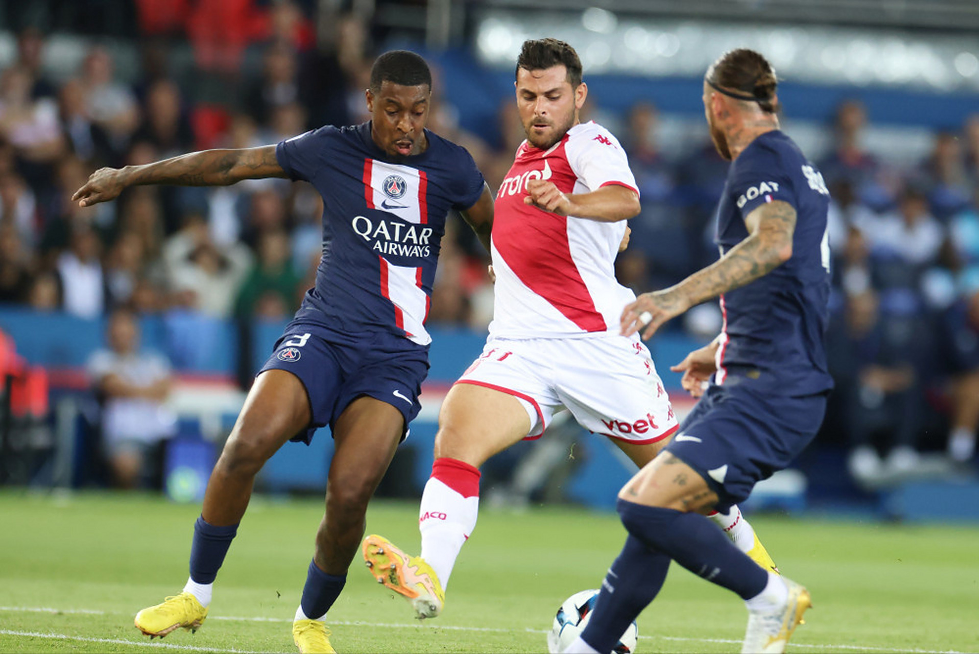 摩纳哥后防线薄弱,连续失球导致战败 摩纳哥后防线薄弱,连续失球导致战败