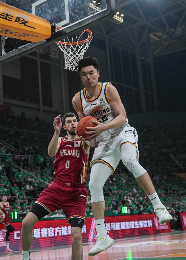 本赛季职业篮球联赛冠军热门揭晓 本赛季职业篮球联赛冠军热门揭晓