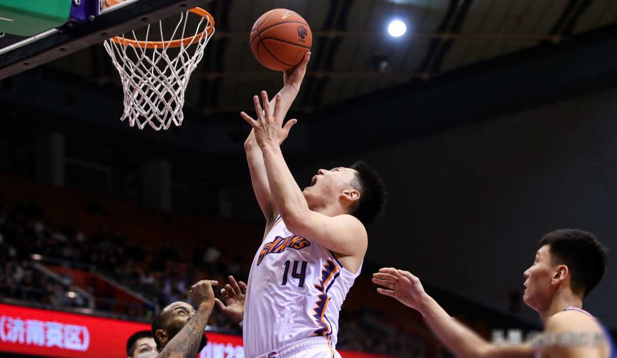 上海男篮签下新秀备战新赛季