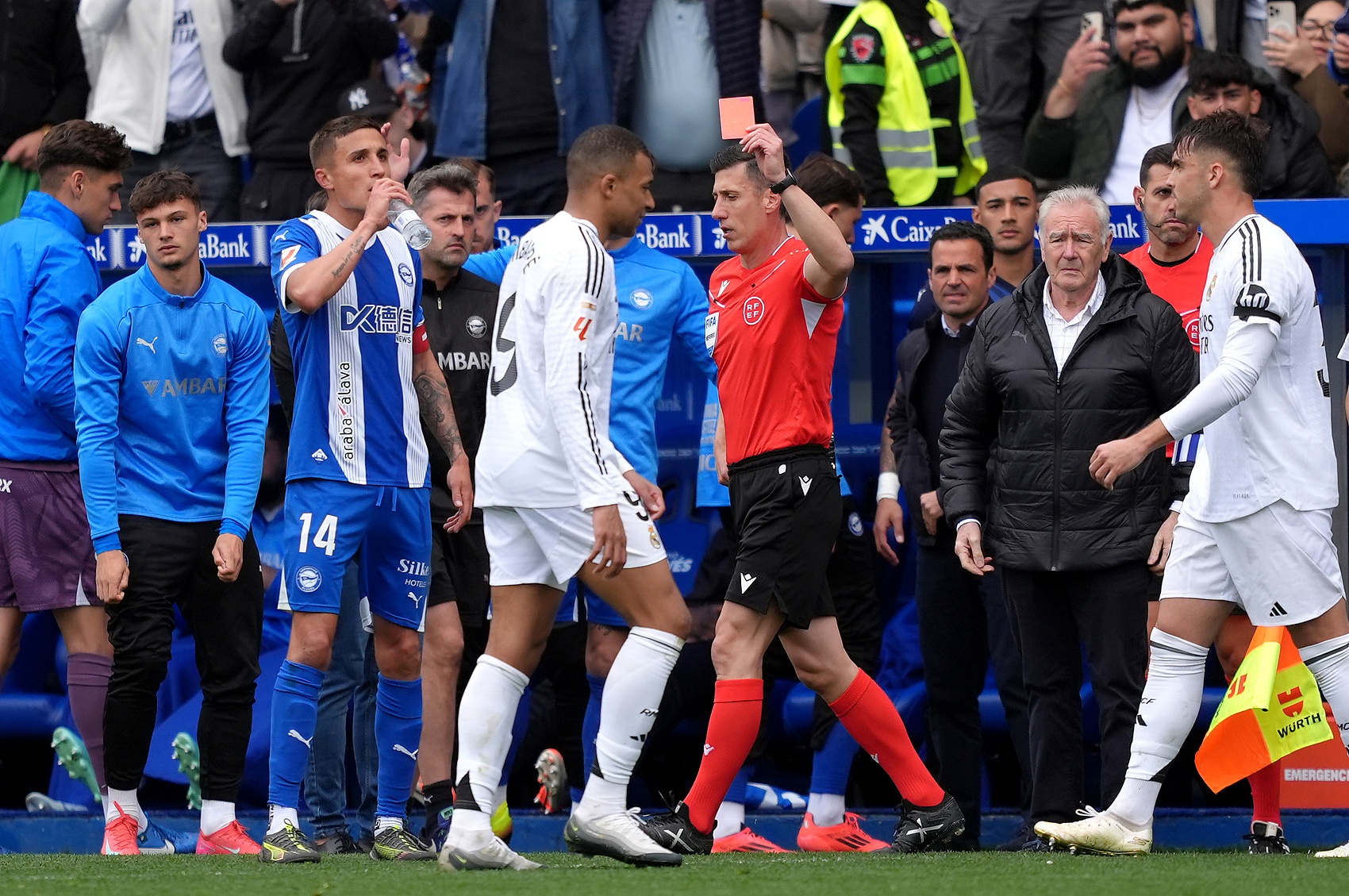 皇马主场遭遇失利,处境岌岌可危的简单介绍 皇马主场遭遇失利,处境岌岌可危的简单介绍