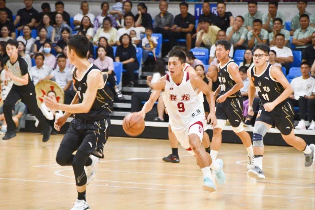 包含外援组合默契无间，篮球赛场上展现默契配合的词条