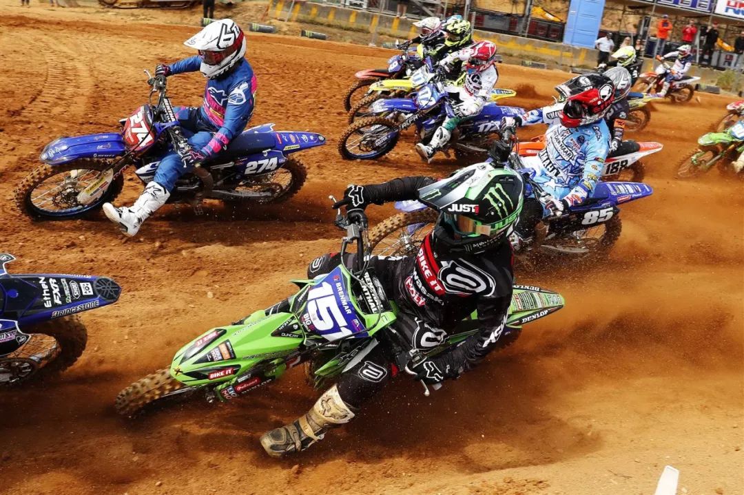 新西兰女子越野车手勇闯赛场,赢得胜利 新西兰女子越野车手勇闯赛场,赢得胜利