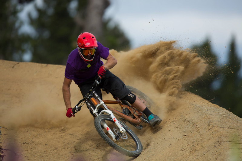 新西兰女子越野车手勇闯赛场,赢得胜利 新西兰女子越野车手勇闯赛场,赢得胜利