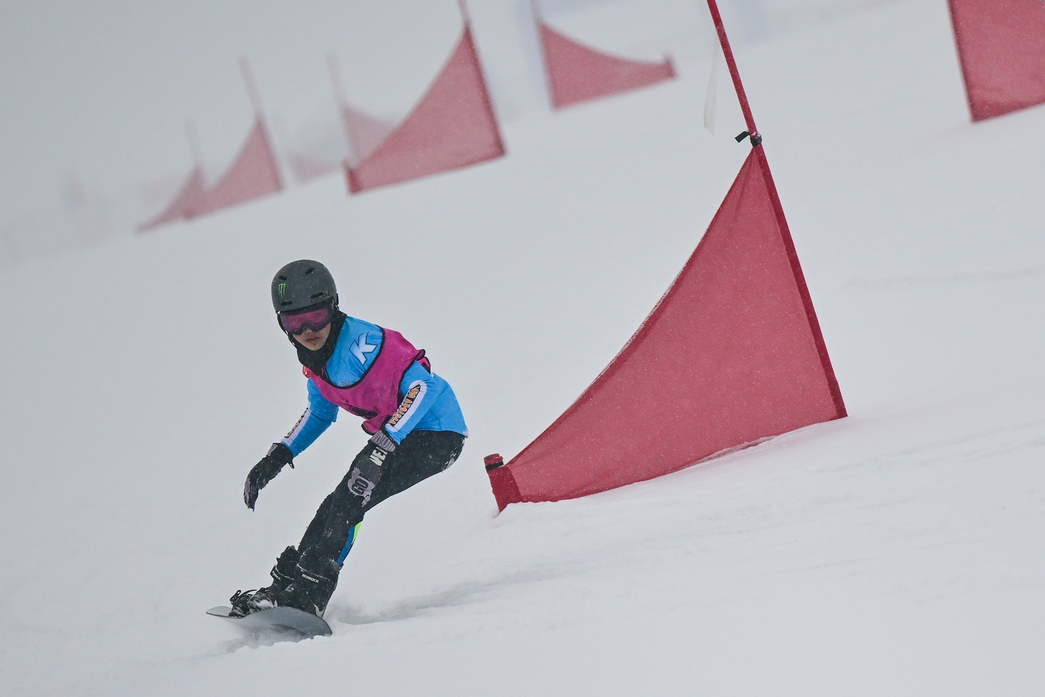 滑雪比赛再创佳绩,飞奔雪山 滑雪比赛再创佳绩,飞奔雪山