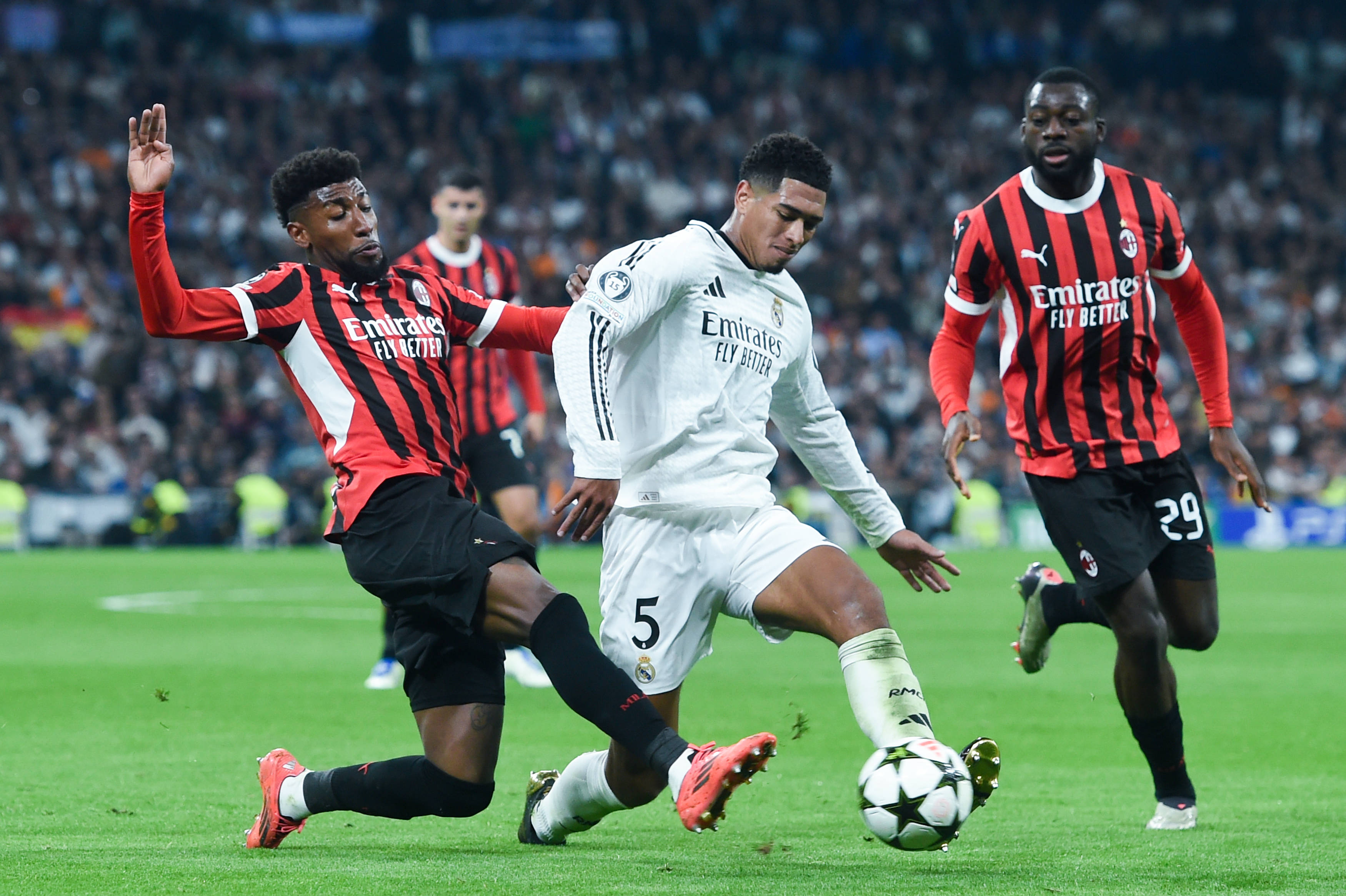 皇家马德里客场淘汰AC米兰,晋级欧冠四强 皇家马德里客场淘汰AC米兰,晋级欧冠四强