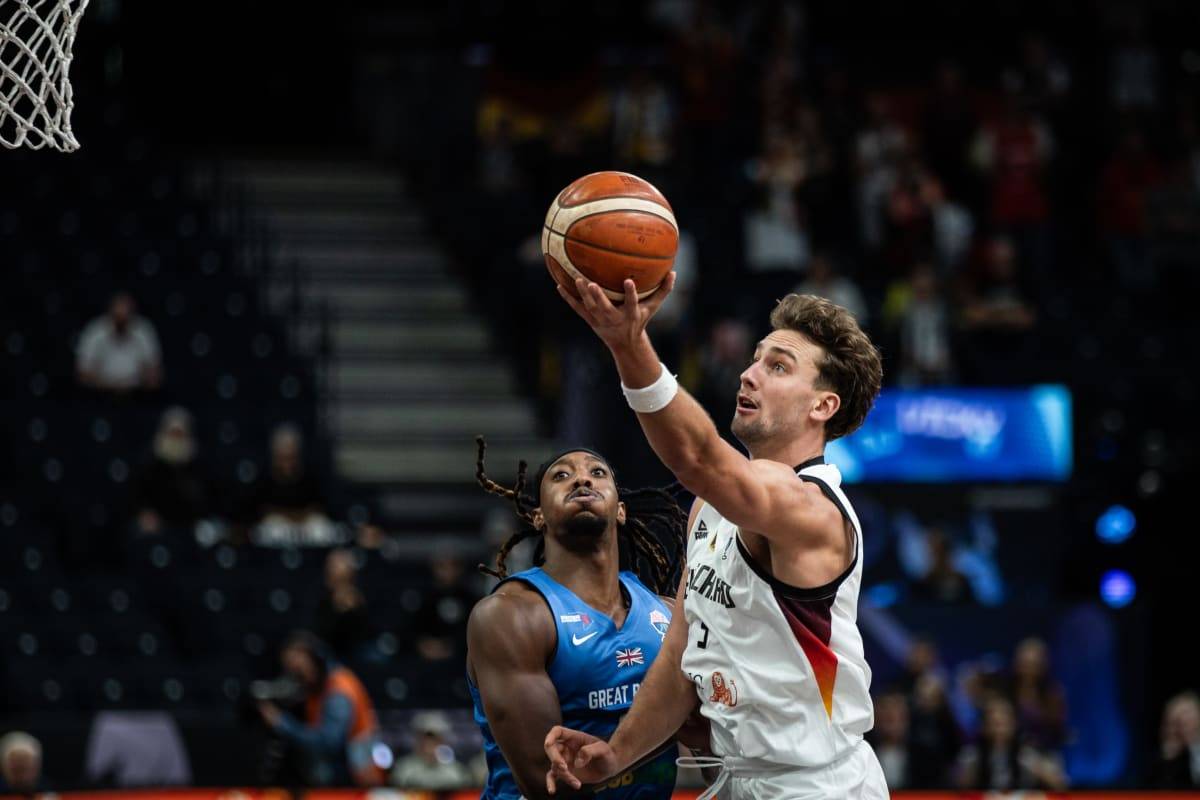 球员在国外篮球比赛中展现统治力 球员在国外篮球比赛中展现统治力