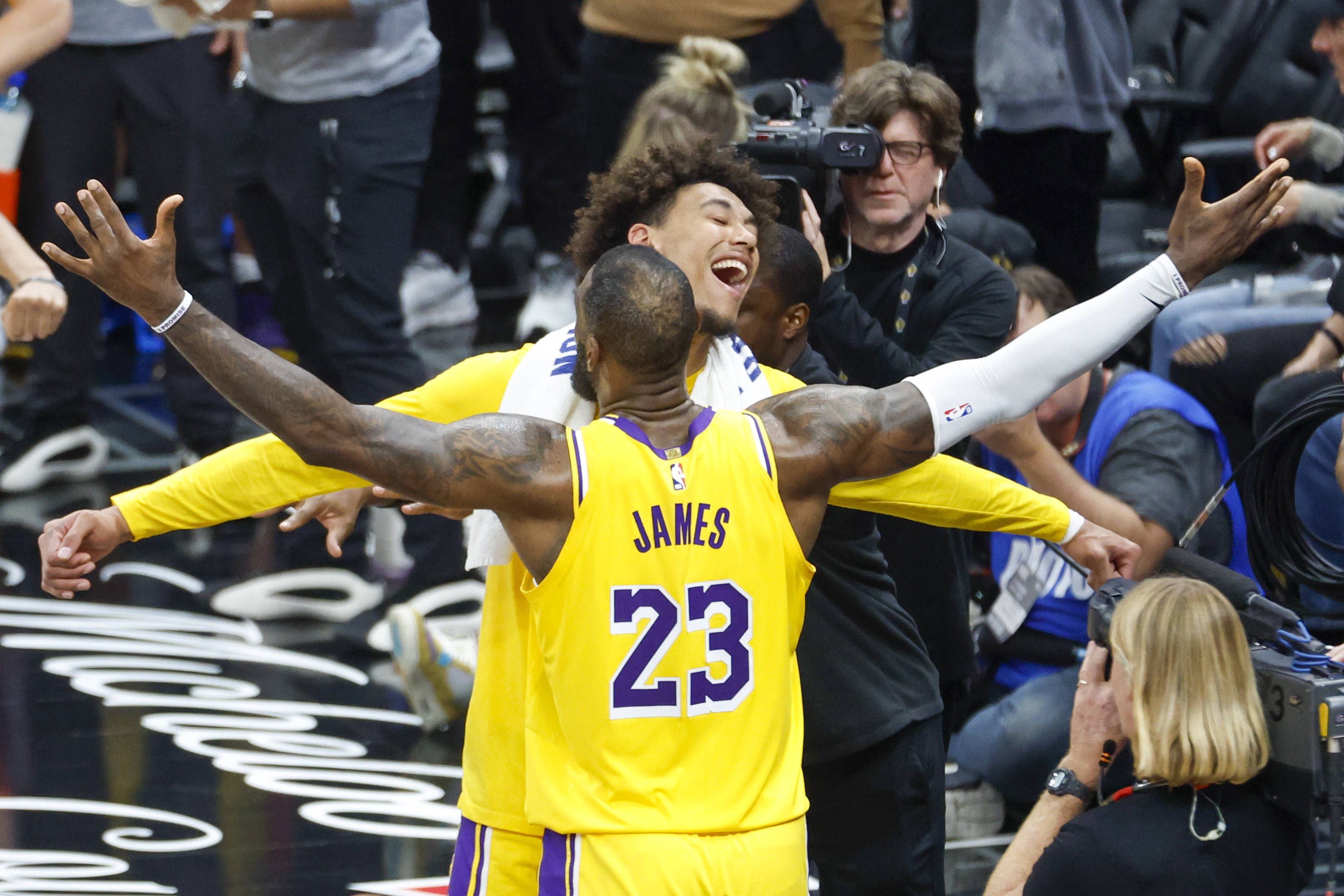 球员在国外篮球比赛中展现统治力 球员在国外篮球比赛中展现统治力