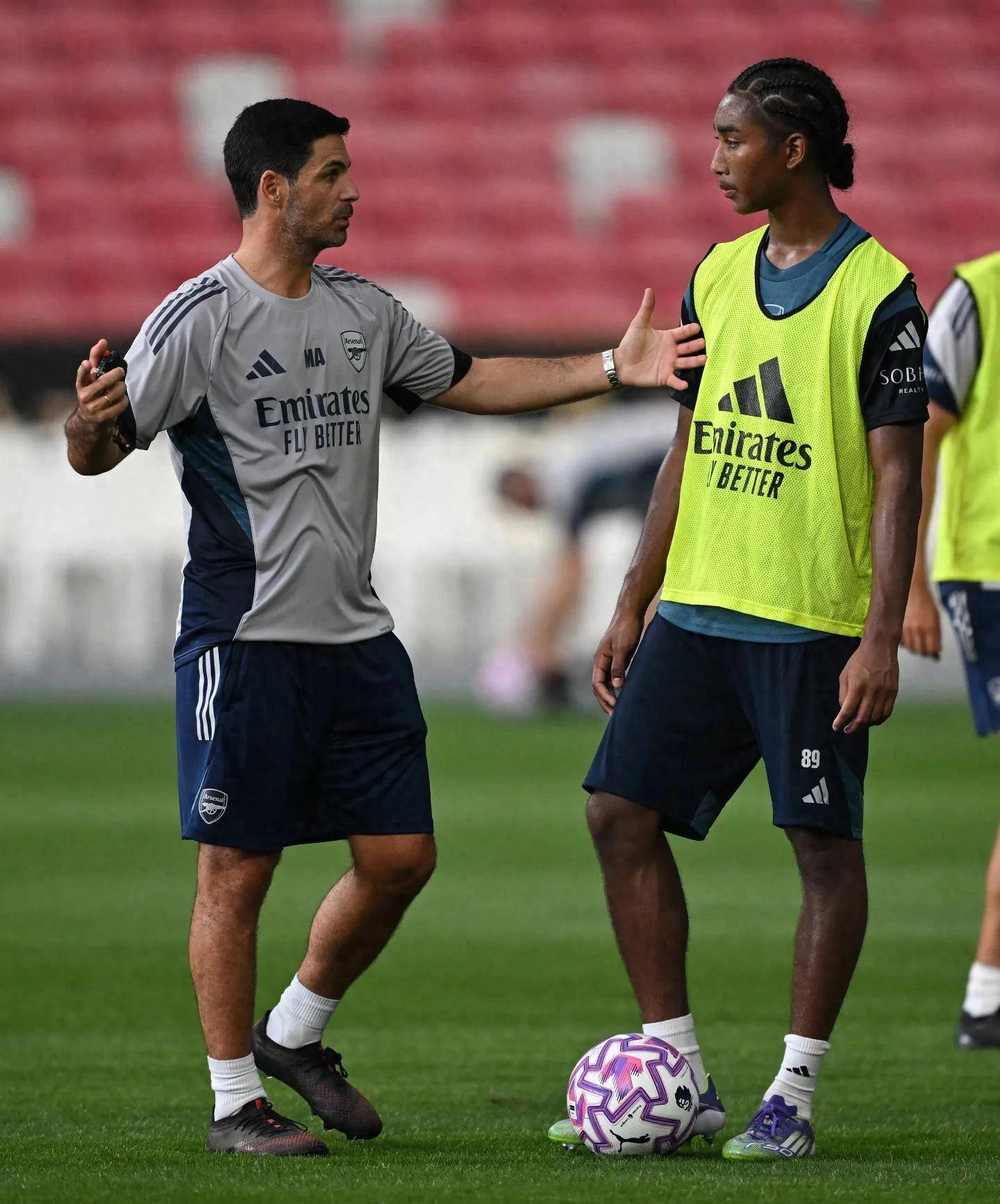 神秘新星在国际联赛中崭露头角 神秘新星在国际联赛中崭露头角