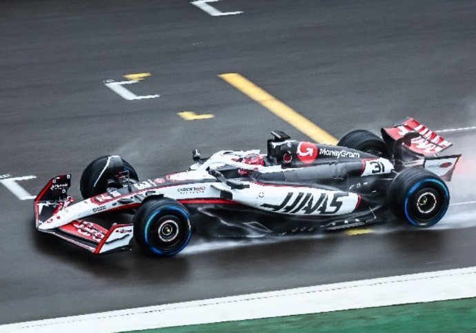 阿斯顿马丁绝杀哈斯车队，皮亚斯特里点燃赛场