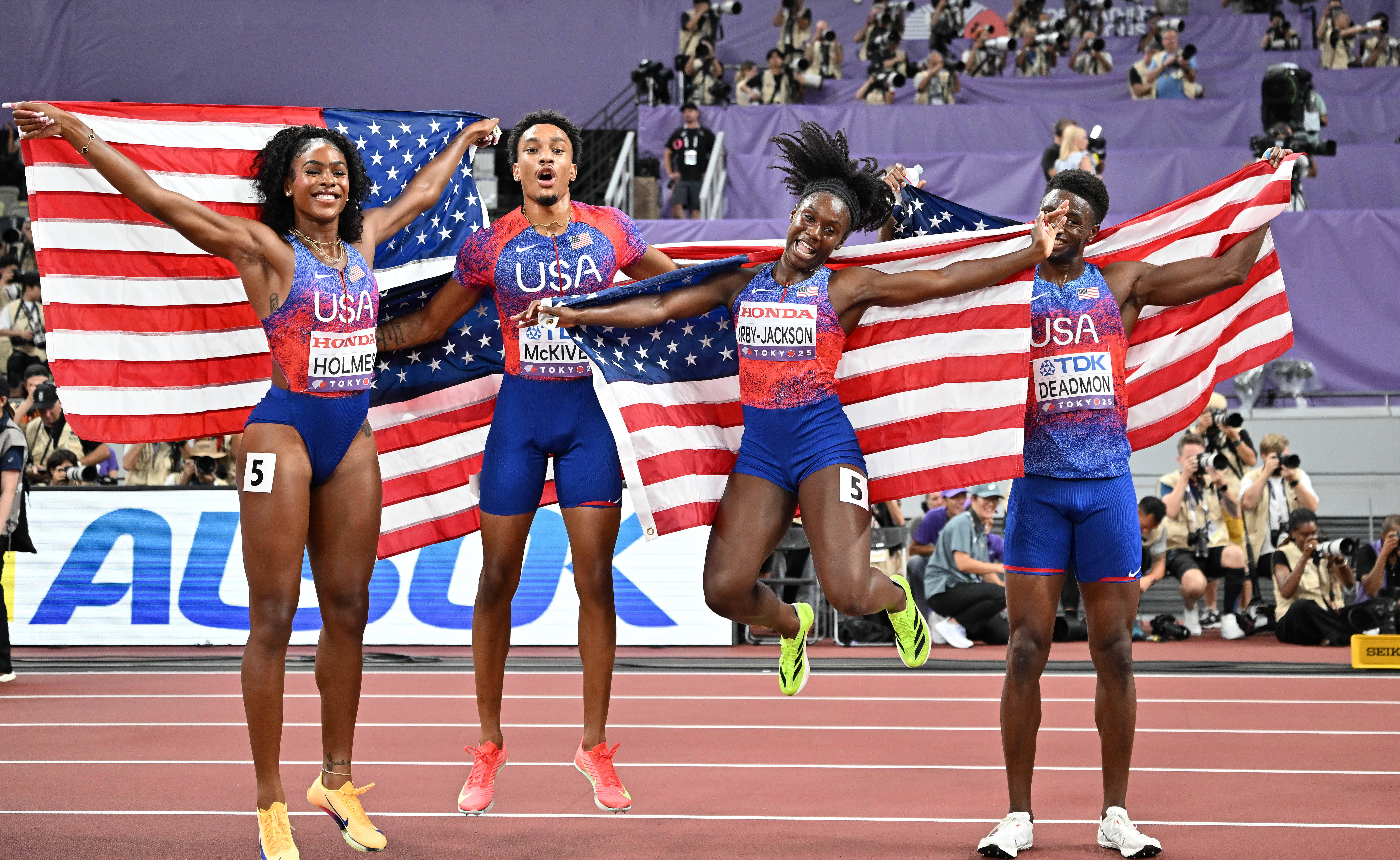 美国失而复得勇夺女子4×100米接力冠军