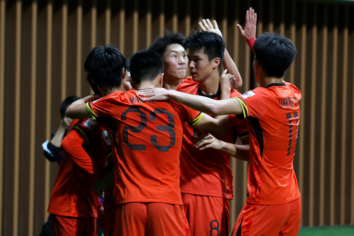 足球赛场上实力对拼，精彩纷呈